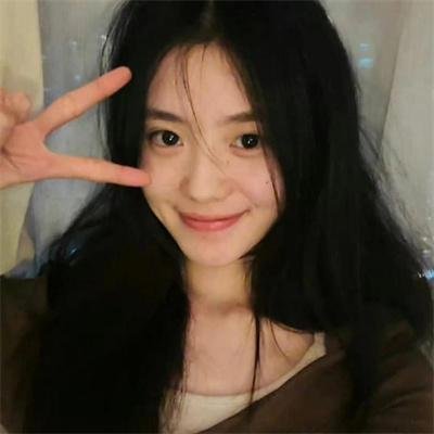 坐在酒吧里吃蛋糕